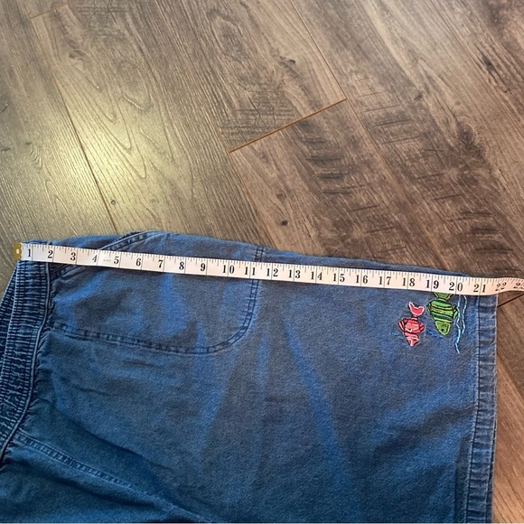 Vintage jean shorts mom style elastic waist denim shorts embroidered fish detail - Picture 10 of 11